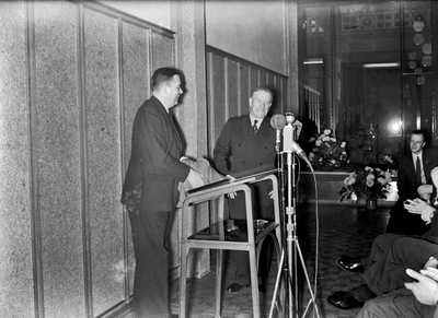 167855 Afbeelding van de opening van het nieuwe N.S.-station Enschede te Enschede, met in het midden ...